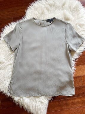 THEORY 100% silk ‘Easy Crew’ light sage green short sleeve top size XS/P